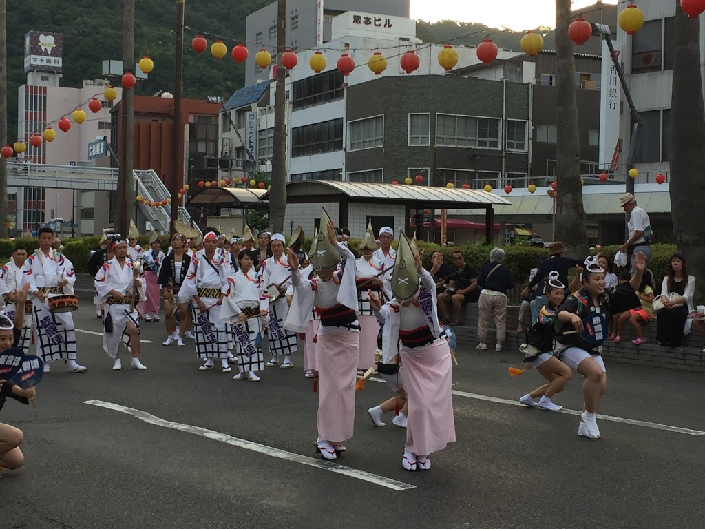 16徳島阿波踊りにブルーインパルスがやってきた 石ログ